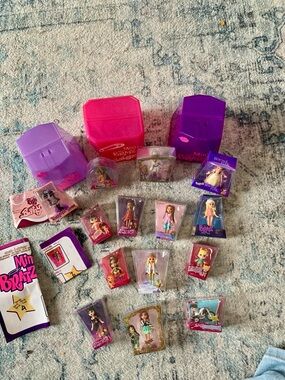 Mini Bratz Dolls Playset  lot